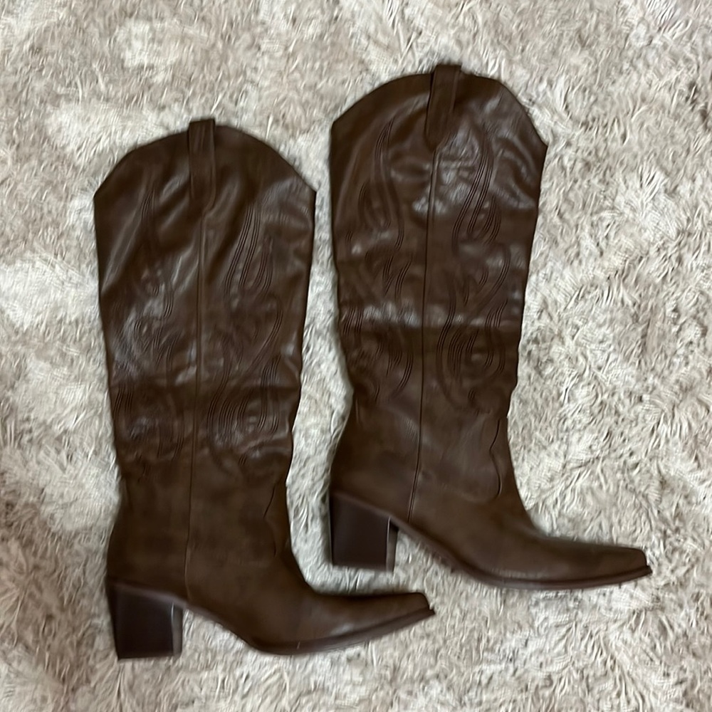 Woman’s size 9 cowgirl boots. Brand new, never worn!